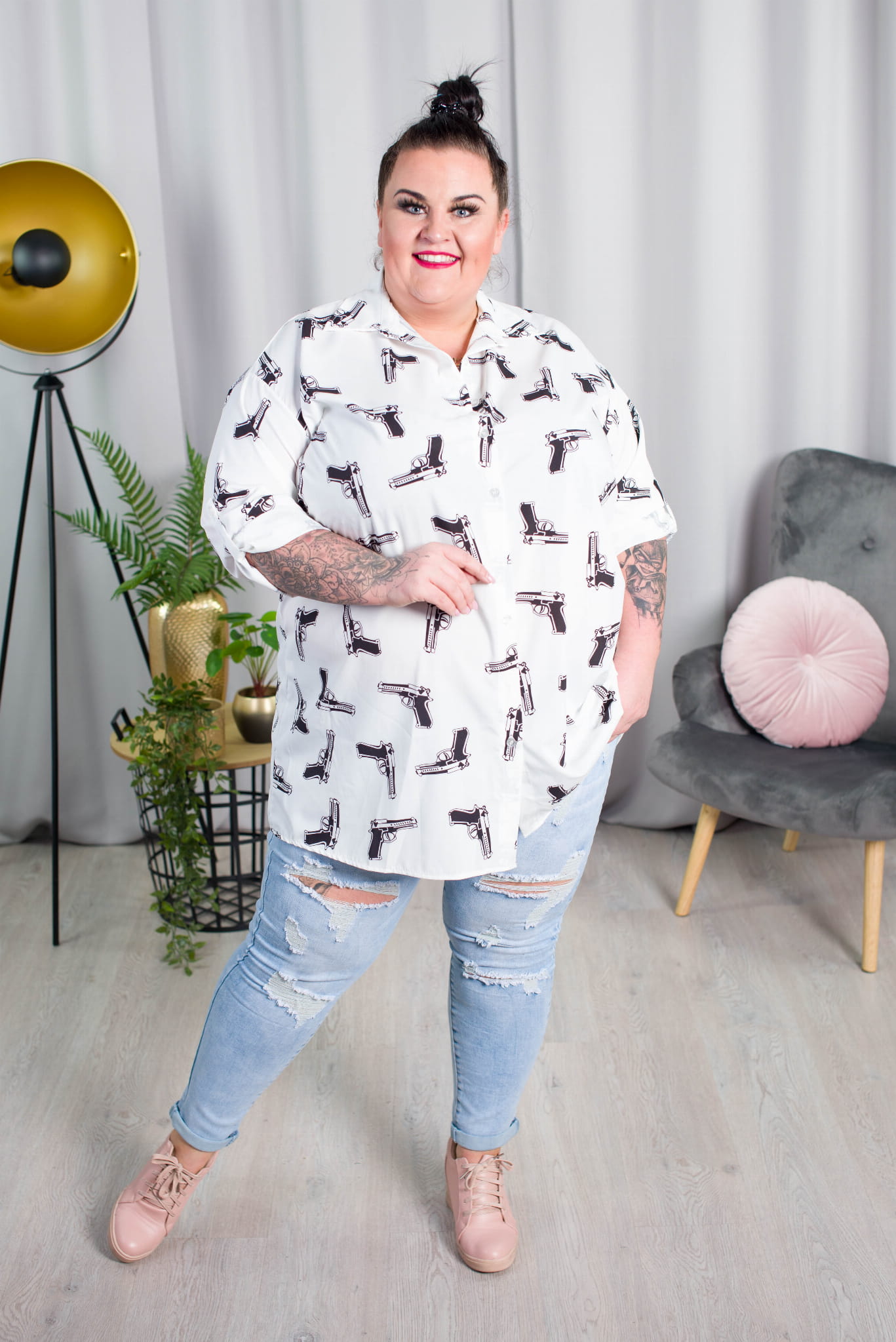 biała koszula i jeansy