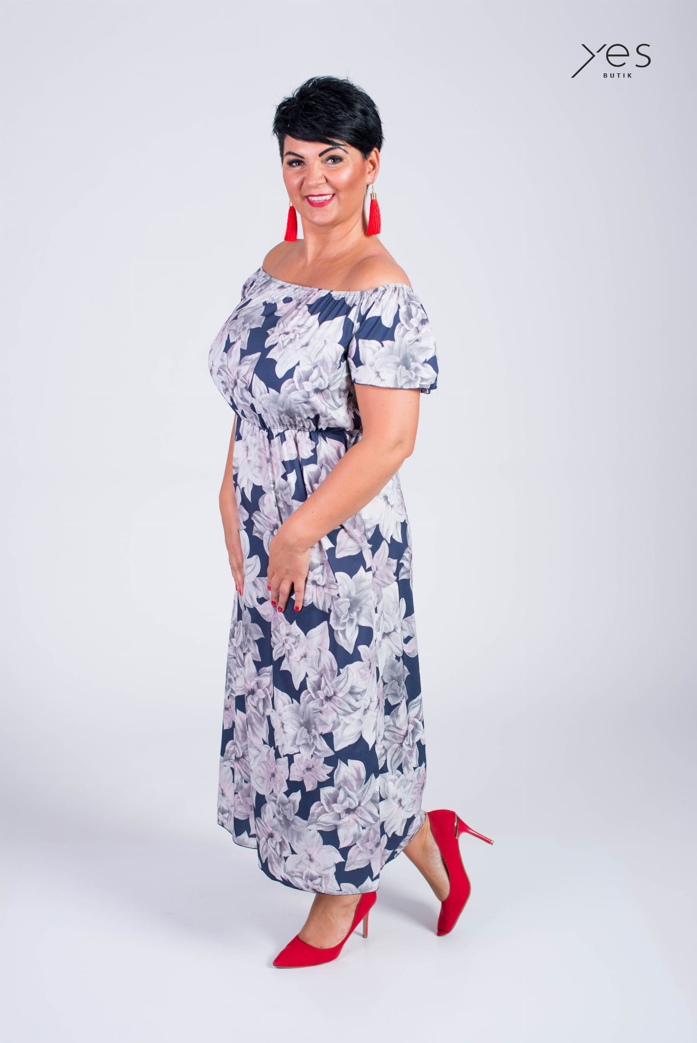 granatowa sukienka plus size w kwiaty