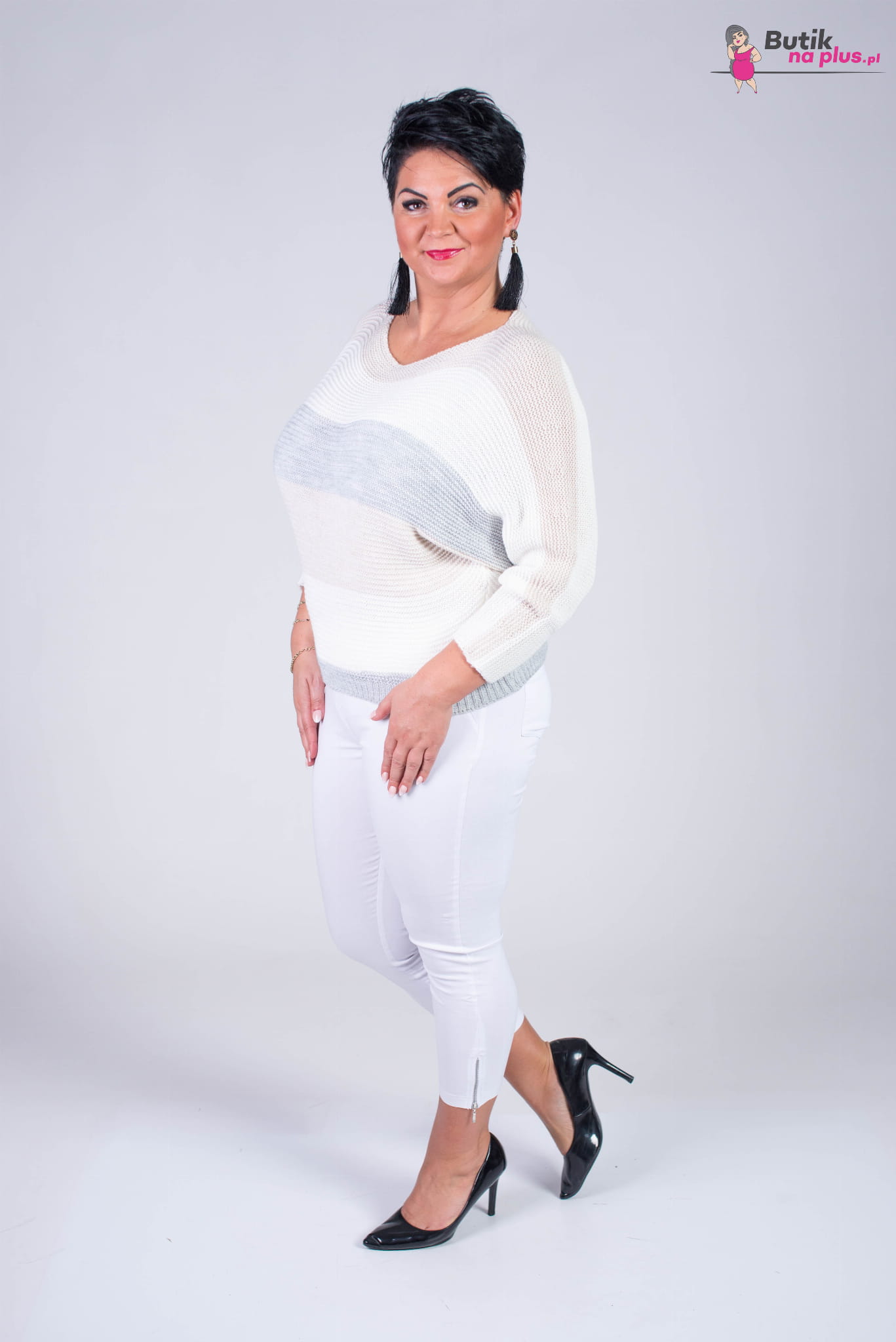 sweter z odkrytym ramieniem