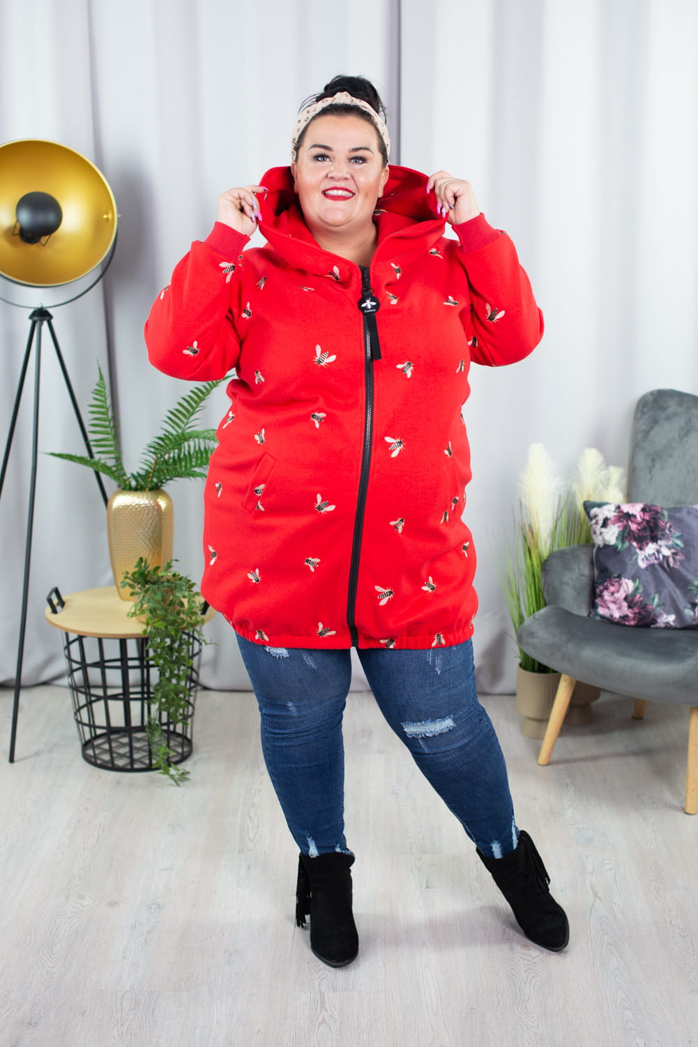 czerwona kurtka plus size z nadrukiem pszczół