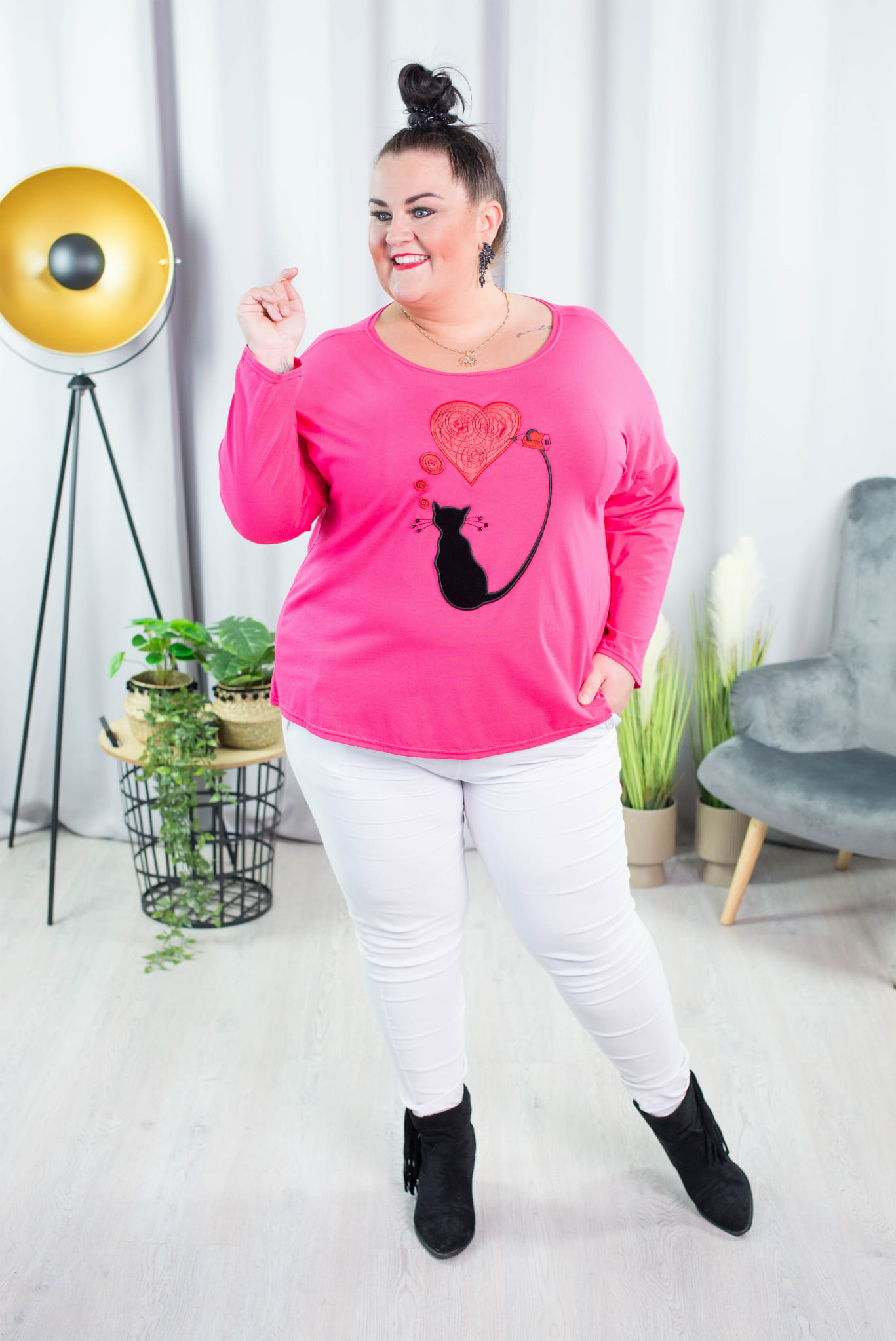różowy t-shirt z długimi spodniami i białe spodnie