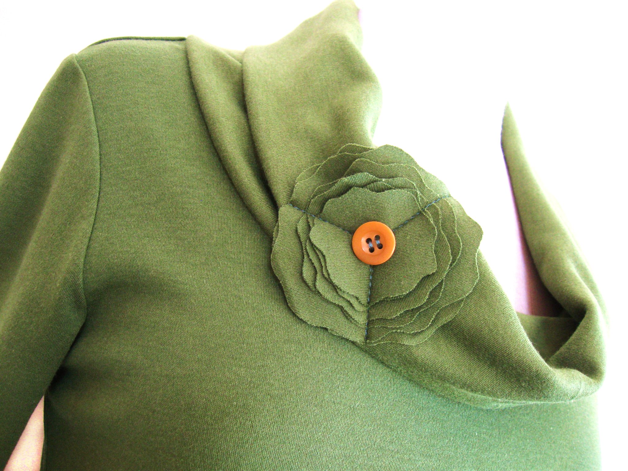 Kolor khaki – jak nosić ciemną zieleń?